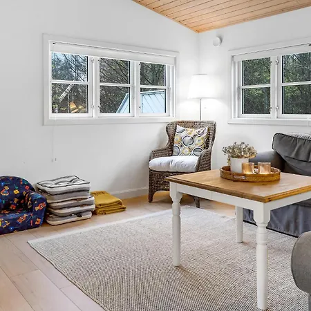Casa de Férias 3 Bedroom In Aakirkeby Vester Somarken