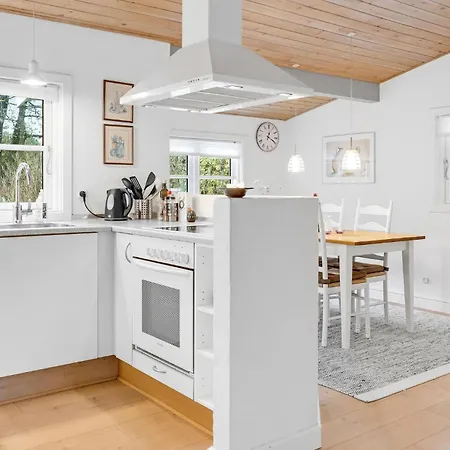 3 Bedroom In Aakirkeby Casa de Férias Vester Somarken
