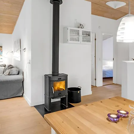 Casa de Férias 3 Bedroom In Aakirkeby Vester Somarken